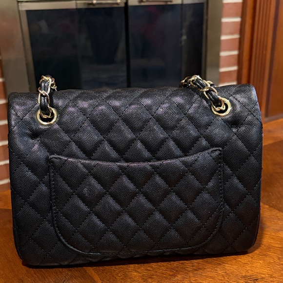 Says Chanel Black Quilted Shoulder Bag with Gold Chain - Picture 6 of 13